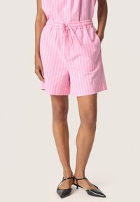 Rosa randiga shorts med elastisk midja och dragsko. Tillverkade av ett lätt material, med sidofickor och en avslappnad passform.