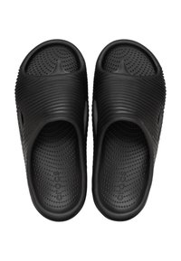 Schwarze Rutschen aus Gummi mit geripptem Design, strukturiertem Fußbett mit kleinen Punkten und offenen Seiten für Atmungsaktivität.