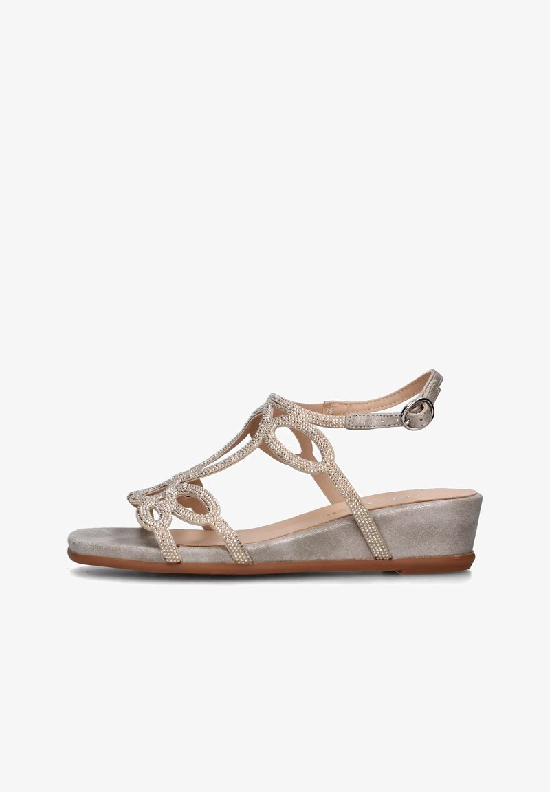Sandali con zeppa in oro metallizzato. Presentano cinturini decorativi con accenti circolari e una fascia posteriore con fibbia regolabile. Texture liscia.