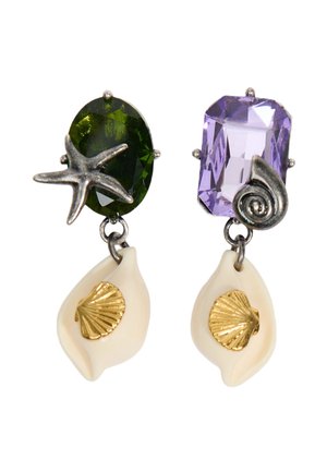 Niepasujące kolczyki z zielonymi owalnymi i fioletowymi prostokątnymi kamieniami szlachetnymi, motywami rozgwiazdy i muszli oraz złocistymi, kremowymi muszlami wiszącymi.