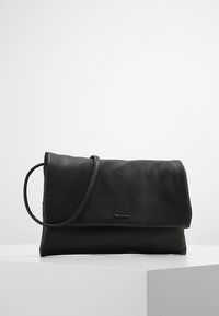 Černá kožená kabelka přes rameno s texturovaným povrchem, překlápěcím designem a jediným ramenním popruhem pro nošení. Jemné označení značky viditelné.