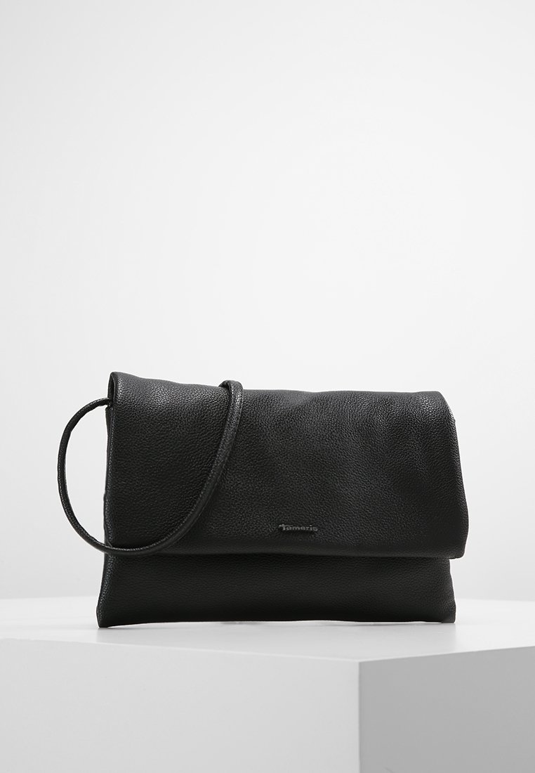 Černá kožená kabelka přes rameno s texturovaným povrchem, překlápěcím designem a jediným ramenním popruhem pro nošení. Jemné označení značky viditelné.