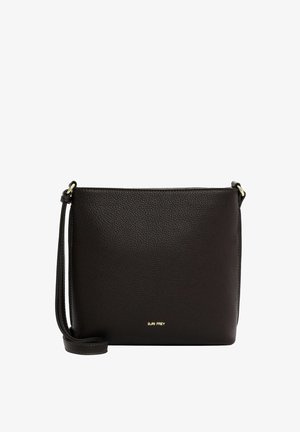 Zwarte crossbodytas van gestructureerd leer met verstelbare riem en klein gouden "Suri Frey"-logo gecentreerd nabij de onderkant.