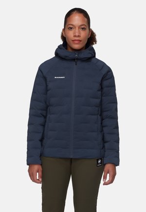 Marineblauwe pufferjack met capuchon, voorzien van een rits aan de voorkant, gestikt textuur en logodetail op de borst en mouw.