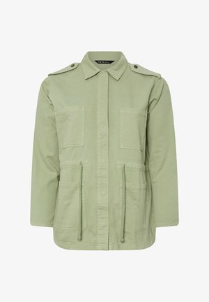 Veste en coton vert olive avec des manches longues, deux poches poitrine, taille ajustable avec cordon, et épaulettes sur les épaules.