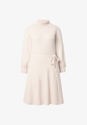 Světle růžové pletené šaty s vysokým výstřihem, dlouhými nabíranými rukávy a zavazovací šňůrou v pase. Mají rozšířenou sukni ve tvaru písmene A.