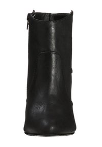 Botín negro hasta el tobillo hecho de piel sintética texturizada, con cremallera lateral y un diseño elegante y minimalista sin adornos.