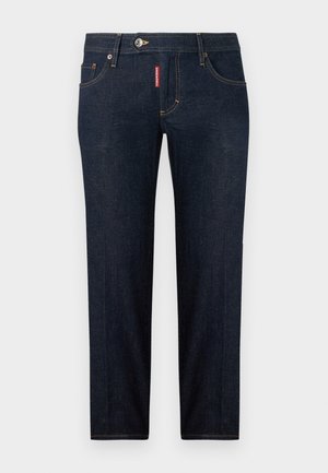 Blugi din denim albastru închis, cu croială cu picior drept, cusături aurii și un buzunar frontal cu o etichetă mică roșie. Închidere clasică cu nasturi.