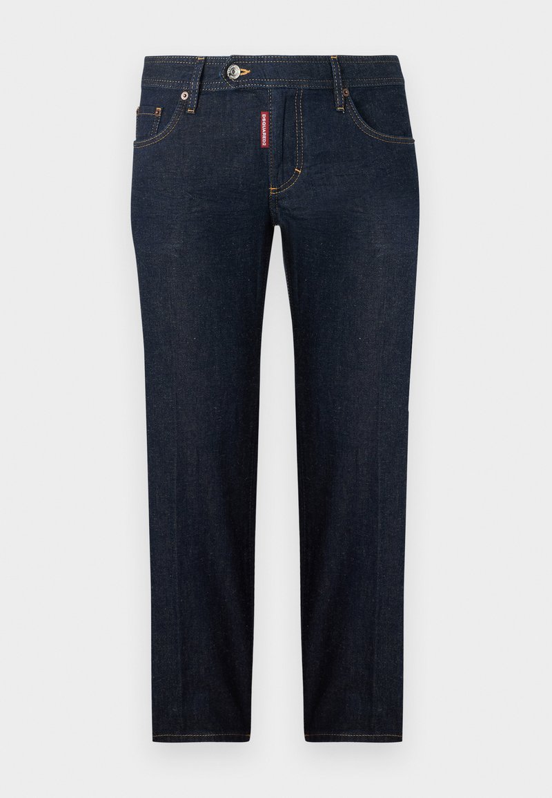 Jean en denim bleu foncé avec une coupe droite, des coutures dorées et une poche avant ornée d'une petite étiquette rouge. Fermeture classique par bouton.