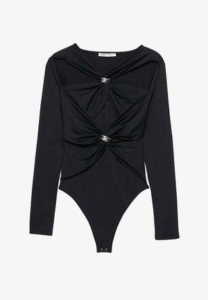 Body a maniche lunghe nero con tessuto arricciato nella parte frontale, dotato di dettagli ad anello argentato e vestibilità aderente. Il materiale sembra liscio ed elastico.