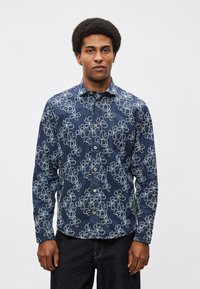 Μπλε πουκάμισο με κουμπιά και floral σχέδιο, με γιακά, μακριά μανίκια και ανοιχτόχρωμες λουλουδένιες λεπτομέρειες σε ύφασμα που μοιάζει με τζιν.