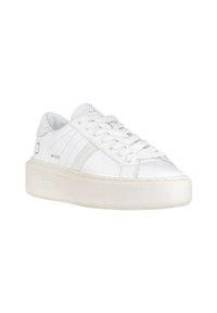 Hvide lædersneakers med teksturerede accenter, rund tå, flad platformsål og snørebåse. Har tonede striber på siderne.