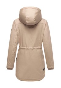 Parka imperméable beige avec capuchon, taille cintrée à cordon de serrage et poignets côtelés. Texture lisse et longueur mi-cuisse avec un détail de marque subtil.