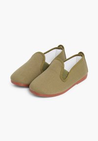 Scarpe slip-on verdi in tela con superficie texture, accenti elastici laterali e suola in gomma marrone. Design semplice e arrotondato adatto per un abbigliamento casual.