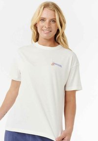 Weißes Baumwoll-T-Shirt mit kurzen Ärmeln und Rundhalsausschnitt. Außerdem ist ein kleines, mehrfarbiges "Rip Curl"-Logo auf der linken Brustseite eingearbeitet.