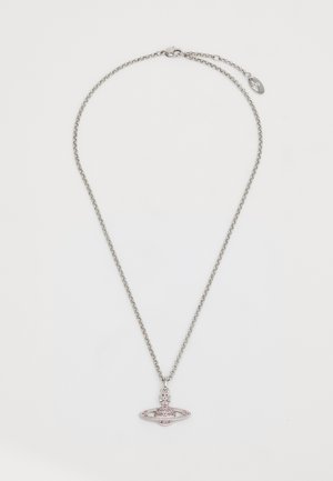 Sølv kædemand med en pink sten vedhæng i oval form, som har et tekstureret design og små dekorative elementer.