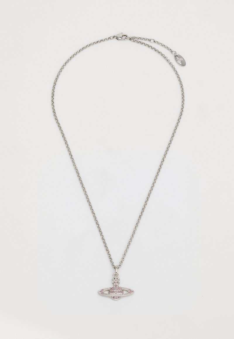 Ασημένια αλυσίδα κολιέ με κρεμαστό στοιχείο ροζ πέτρας σε οβάλ σχήμα, με υφή και μικρά διακοσμητικά στοιχεία.