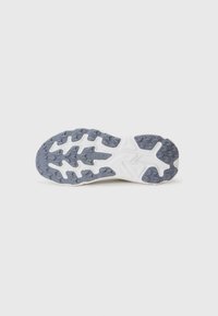 Hoka Sportschuh-Außensohle mit grauem Gummiboden, ausgeprägten Profilmustern und weißem Zwischensohlenmaterial für Dämpfung.
