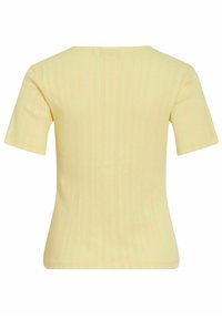 Top amarillo de manga corta con textura acanalada y sutiles rayas verticales, que presenta un escote redondo y un diseño ajustado.