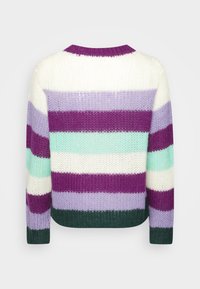 Maglione a righe multicolore realizzato in maglia, con diverse larghezze di colore viola, verde menta, bianco e un orlo verde scuro. Collo rotondo e maniche lunghe.
