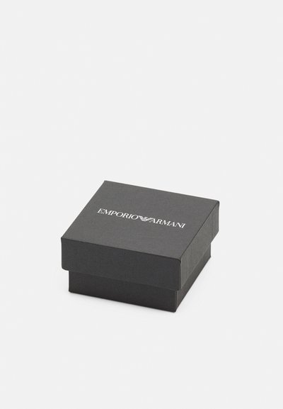 Caja rectangular negra con acabado texturizado, que presenta un logo blanco de "EMPORIO ARMANI" en el centro superior. La caja tiene una tapa que se levanta.