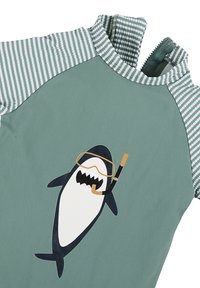 Grünes Schwimmshirt mit gestreiften Ärmeln, ausgestattet mit einem Cartoon-Hai-Design, der eine Sonnenbrille und einen Schnorchel trägt. Hergestellt aus glattem, dehnbarem Material.