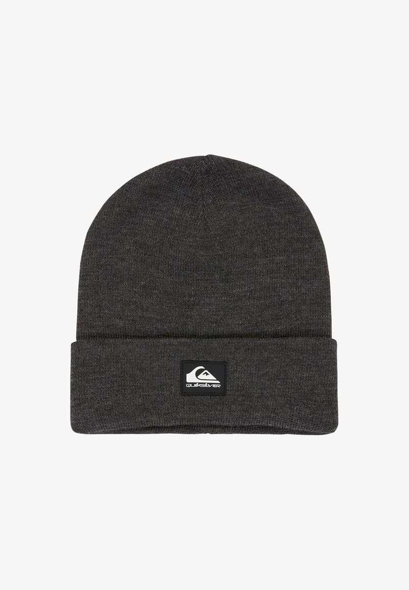 Donkergrijze gebreide beanie met omgeslagen rand en vierkante Quiksilver logo patch aan de voorkant in het midden.