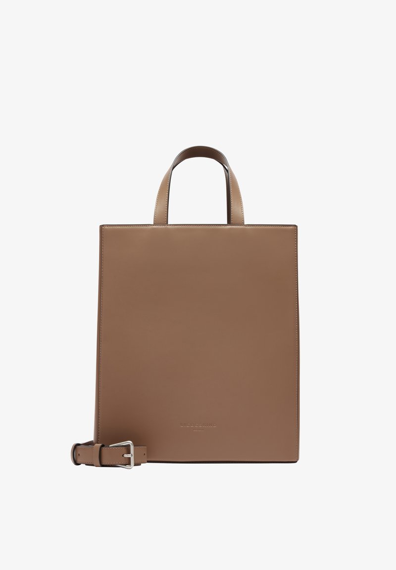 Sac fourre-tout en cuir marron, de forme rectangulaire, avec des poignées supérieures doubles, une bandoulière réglable et un design minimaliste. Branding discret à l'avant.