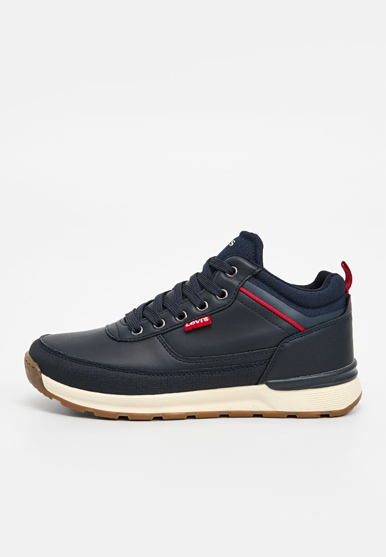 Baskets bleu marine avec un dessus brillant, semelle en caoutchouc, accents rouges et revêtement en tissu texturé. Comprend des lacets ronds et un col rembourré.