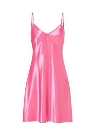 Vestido de satén rosa con tirantes ajustables, que presenta una textura suave y brillante, además de un pequeño lazo en la parte delantera.