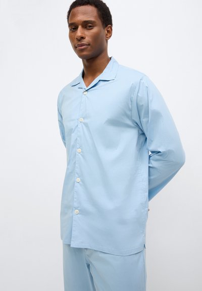 Svetlo modra srajca z gumbi, izdelana iz gladkega blaga, s koničastim ovratnikom, dolgimi rokavi in belimi gumbi spredaj.