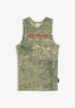 Zelený maskáčový tielko bez rukávov s čiernymi ilustráciami draka a červeným logom "Ed Hardy" na hrudi.