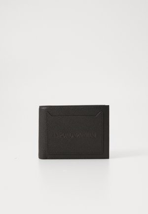 Porta-cartões em couro preto com superfície texturizada, apresentando um slot central e o logotipo em relevo "EMPORIO ARMANI" na frente.
