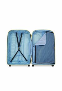 Maleta rígida de color amarillo, abierta para revelar un interior a rayas azules. Presenta correas negras y un bolsillo de malla con cremallera en un lado.