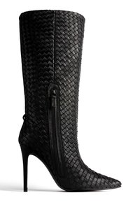 Juodos aukštakulnės botai su smailiu स्नुकšku, pagaminti iš austo odos. Turintys šoninį užtrauktuką, lygaus paviršiaus ir elegantiškos silueto.