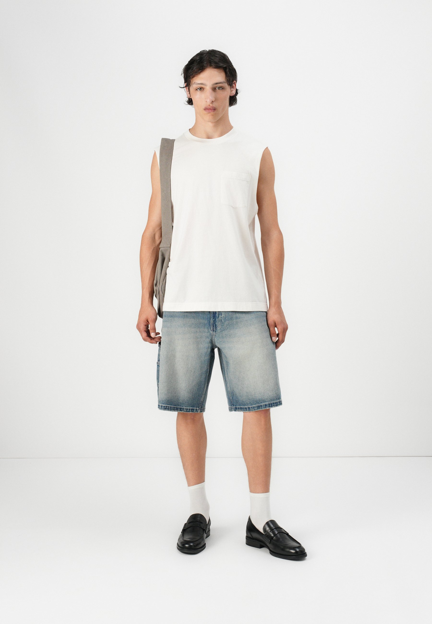 Hollister Co. BAGGY JORT TINT PAINTER - Denim shorts - blue