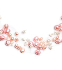 Vegyes méretű és alakú rózsaszín és fehér gyöngysor, sima felületekkel és finom fényűzéssel, átlátszó szálra fűzve.