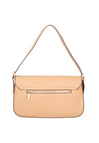 Borsa in pelle beige con chiusura a patta e tasca con zip color oro sulla parte frontale. Presenta una superficie liscia e una tracolla sottile.
