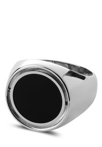 Sølvmetallring som har en stor svart oval stein i midten, omgitt av et polert sølvband med jevne kanter.