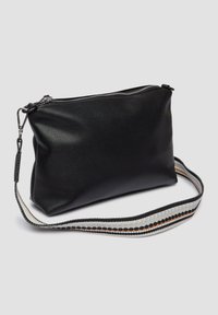 Borsa a mano in pelle nera con superficie testurizzata, chiusura con zip e una tracolla decorata con accenti neri, bianchi e beige. Forma rettangolare.