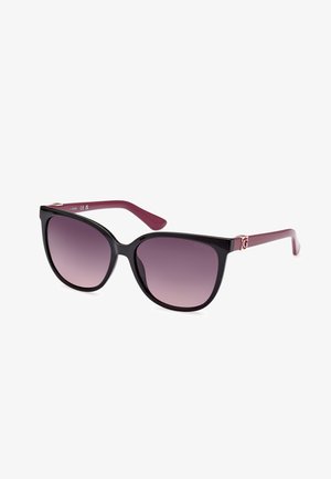 Ochelari de soare cu rame de tip pisică, de culoare neagră, și lentile violet cu gradient. Tempele burgundy au un accent cu logo argintiu. Material plastic neted, design ușor.