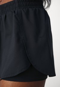 Girlfriend Collective TRAIL - Pantalón corto de deporte - black