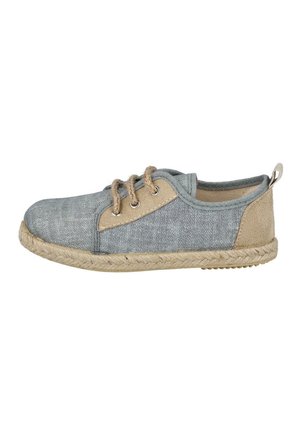 Zapato casual de corte bajo con parte superior de tela gris, detalles en ante beige, suela estilo cuerda y tres ojales con cordones beige.