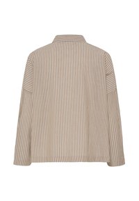 Beige og hvid vertikalt stribet skjorte med lange ærmer og krave, set fra ryggen mod en hvid baggrund.