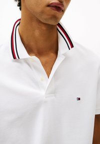 Tommy Hilfiger REGULAR FIT SIGNATURE COLLAR - Polo - white