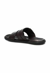 Sandalias de cuero marrón tipo slide que presentan dos amplias correas cruzadas, un diseño texturizado y una suela de goma con detalles en patrones.