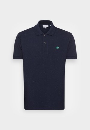 Polo shirt bleu marine en tissu texturé avec une patte de boutonnage à trois boutons et un petit logo de crocodile brodé vert sur la poitrine.