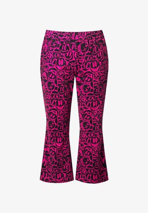 Taillierte Capri-Hosen aus Stoff mit einem leuchtend pinken Design verschiedener Smiley-Gesichtsmuster auf schwarzem Hintergrund.