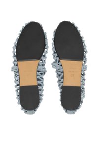 Paire de ballerines en cuir tressé bleu clair montrées par les semelles, avec des zones noires au niveau des orteils et des talons et des parties médianes en cuir marron clair.