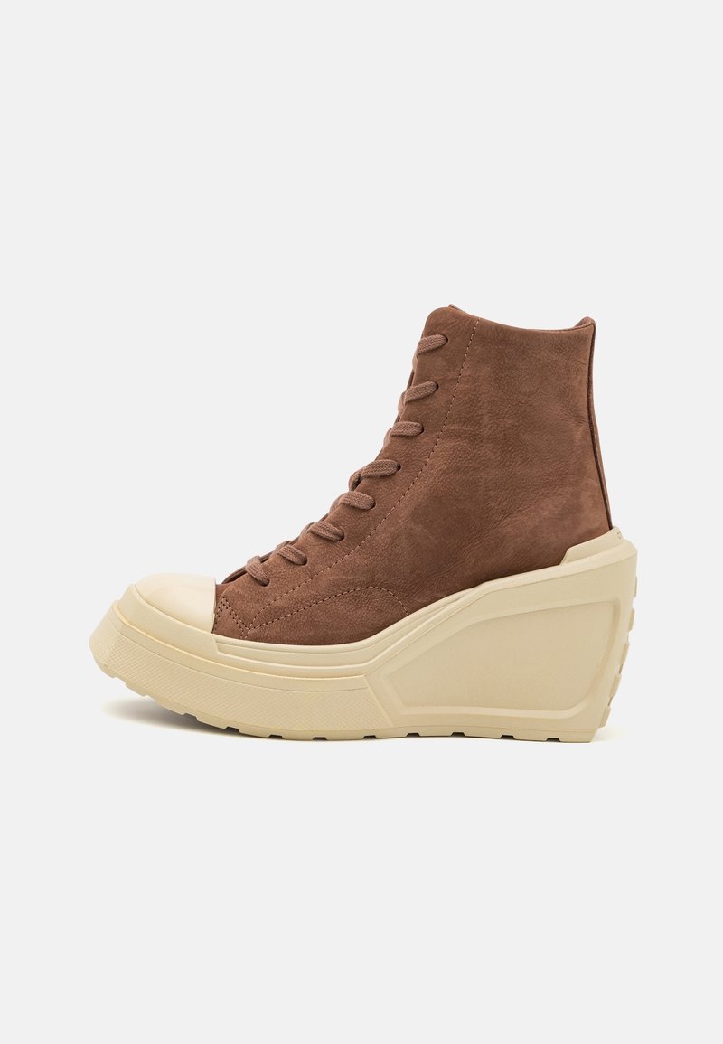 Baskets montantes marron avec une épaisse semelle compensée beige et un laçage frontal, présentant un bout arrondi et un matériau en daim texturé.